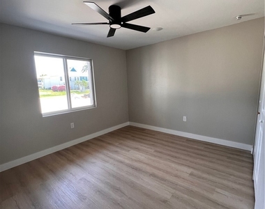 4102 Se 19th Place - Photo Thumbnail 1