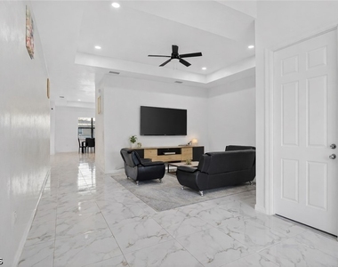2513 69th Street W - Photo Thumbnail 10