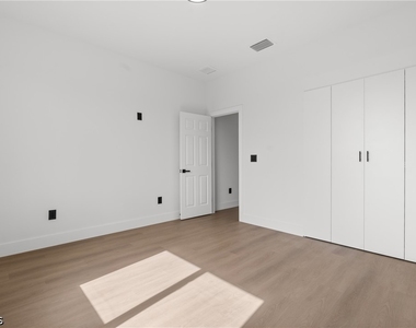 8033 Oakleaf Circle - Photo Thumbnail 18