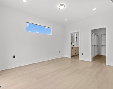 8033 Oakleaf Circle - Photo Thumbnail 9