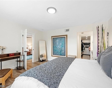 700 Valley Stream Drive - Photo Thumbnail 15