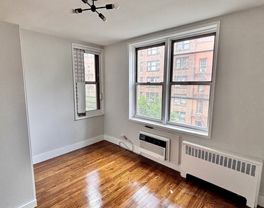 East 58 Street - Photo Thumbnail 1
