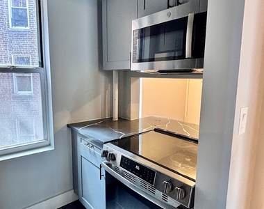 East 58 Street - Photo Thumbnail 4