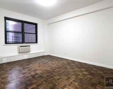 East 69 Street - Photo Thumbnail 3
