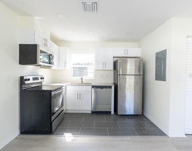 3520 1/2 8th Avenue N - Photo Thumbnail 4