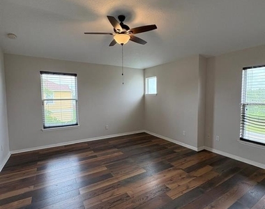 10907 Derringer Drive - Photo Thumbnail 12