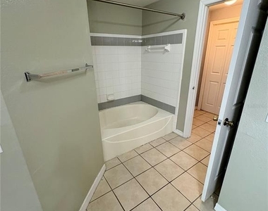 6412 Queens Borough Avenue - Photo Thumbnail 15