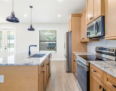 118 Ruby Avenue N - Photo Thumbnail 12
