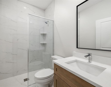 118 Ruby Avenue N - Photo Thumbnail 23