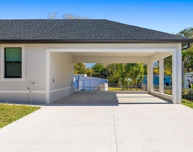 118 Ruby Avenue N - Photo Thumbnail 4