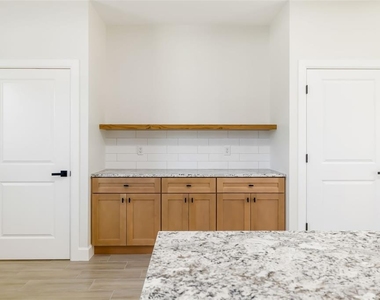 118 Ruby Avenue N - Photo Thumbnail 13