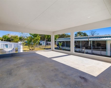 118 Ruby Avenue N - Photo Thumbnail 5