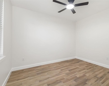 118 Ruby Avenue N - Photo Thumbnail 18