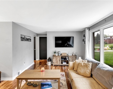 2412 Cathedral Dr - Photo Thumbnail 6
