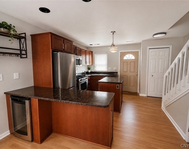 133 Walton Street - Photo Thumbnail 3