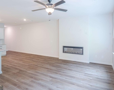 411 Summit View Lane - Photo Thumbnail 2