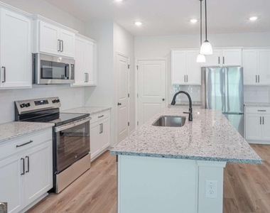 411 Summit View Lane - Photo Thumbnail 4
