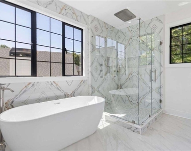 1385 Sylvan Circle Ne - Photo Thumbnail 13