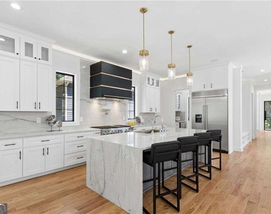 1385 Sylvan Circle Ne - Photo Thumbnail 3