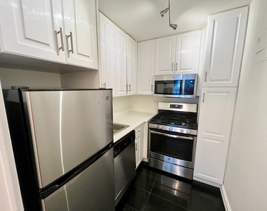 888 8th Avenue - Photo Thumbnail 3