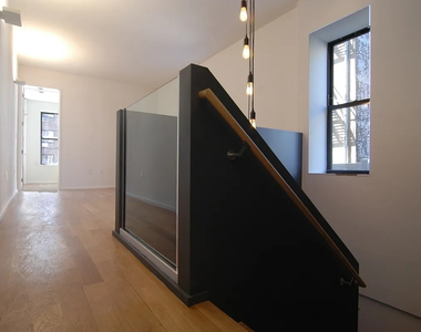 27 Brooklyn Avenue - Photo Thumbnail 3