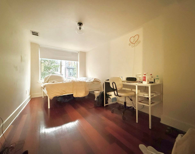 16 Meserole Street - Photo Thumbnail 8