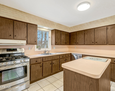 429 Lake Avenue - Photo Thumbnail 11