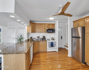 226 Sylvania Avenue - Photo Thumbnail 5