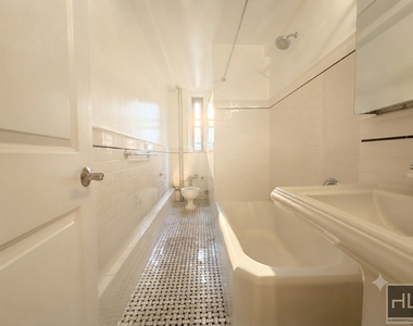 East 56 Street - Photo Thumbnail 5