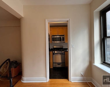 East 56 Street - Photo Thumbnail 3