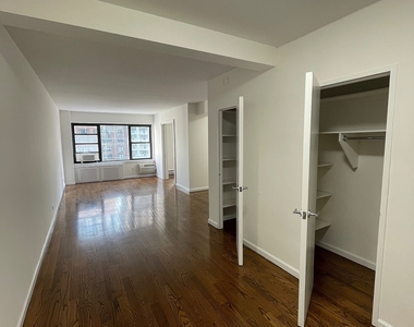 East 57 Street - Photo Thumbnail 3