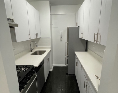 East 57 Street - Photo Thumbnail 12