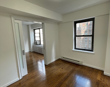 East 57 Street - Photo Thumbnail 5