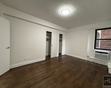 East 69 Street - Photo Thumbnail 3