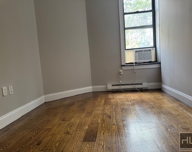 West 52 Street - Photo Thumbnail 4