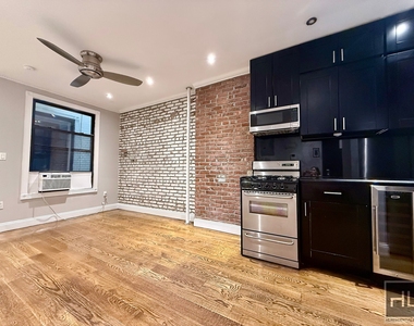 West 52 Street - Photo Thumbnail 2
