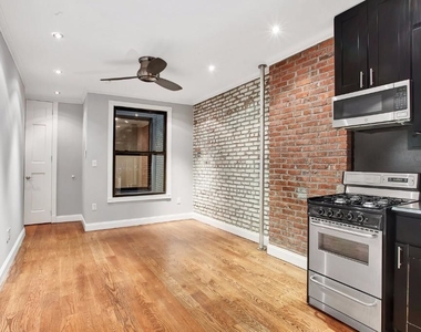 West 52 Street - Photo Thumbnail 3
