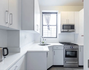 West 72 Street - Photo Thumbnail 4