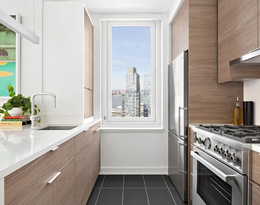West 38th Street - Photo Thumbnail 3