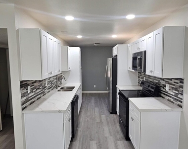 20227 N 21st Lane - Photo Thumbnail 3