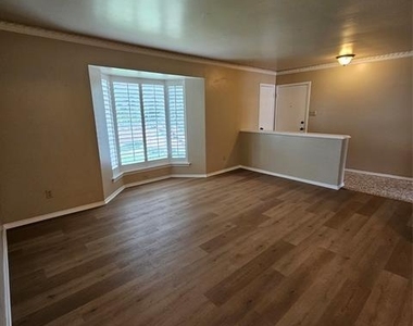 6033 Sandhurst Lane - Photo Thumbnail 6