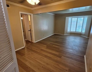 6033 Sandhurst Lane - Photo Thumbnail 17