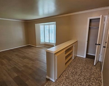 6033 Sandhurst Lane - Photo Thumbnail 5