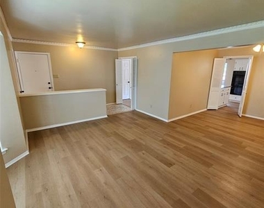 6033 Sandhurst Lane - Photo Thumbnail 18