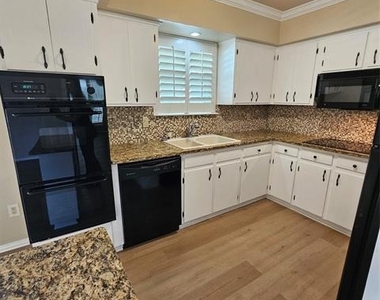 6033 Sandhurst Lane - Photo Thumbnail 13
