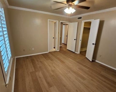 6033 Sandhurst Lane - Photo Thumbnail 24