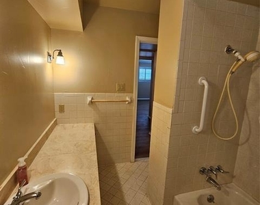 6033 Sandhurst Lane - Photo Thumbnail 20