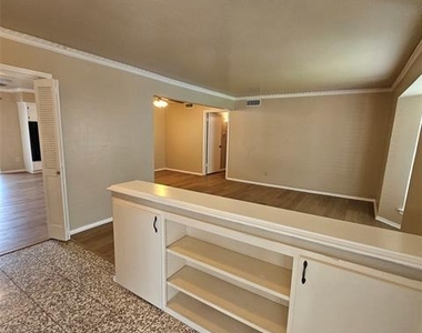 6033 Sandhurst Lane - Photo Thumbnail 4