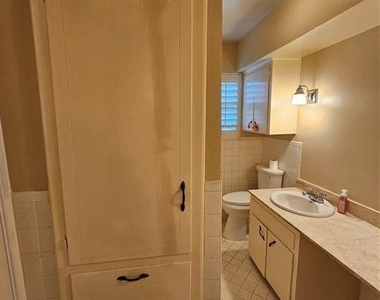 6033 Sandhurst Lane - Photo Thumbnail 19