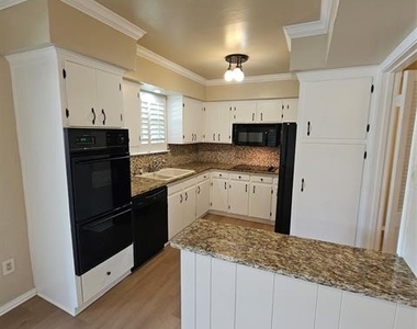 6033 Sandhurst Lane - Photo Thumbnail 11